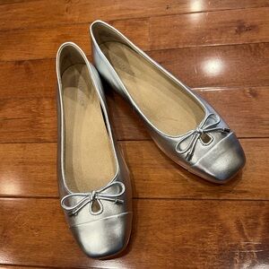 Vionic Metallic Silver Flats with Bow
